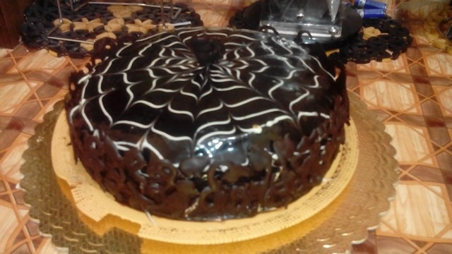 عکس کیک خیس شکلاتی با رویه گاناش و تزیین شکلات