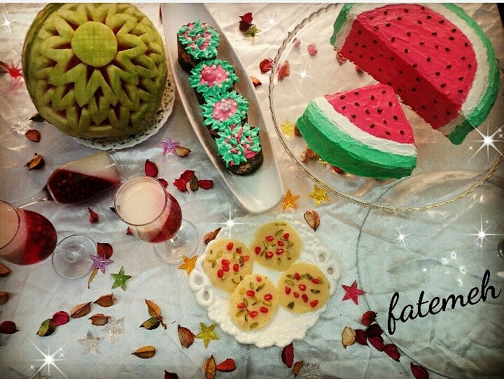 عکس کیک اسفنجی مدل هندوانه، کاپ کیک،شکلات یلدایی،ژله وحکاکی هندوانه که برای یلدا اماده کردم
