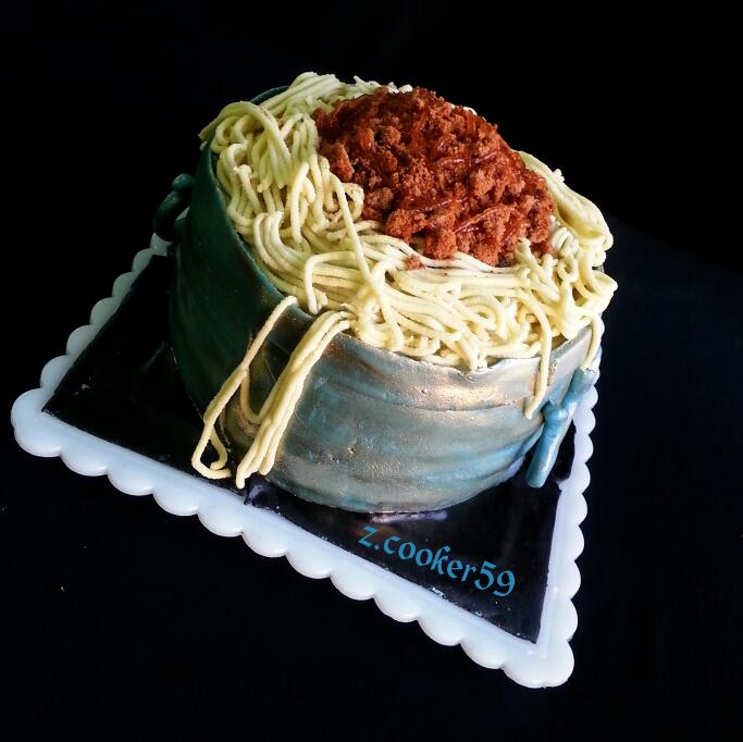 عکس کیک خامه با تزیین قابلمه ماکارونی