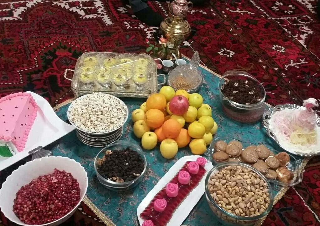 عکس اینم سفره شب یلدا با کمک خواهرم