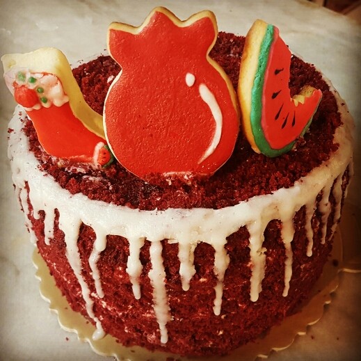 عکس کیک ردولوت با تزیین کوکی های آیسینگی برای شب یلدا ۱۳۹۵