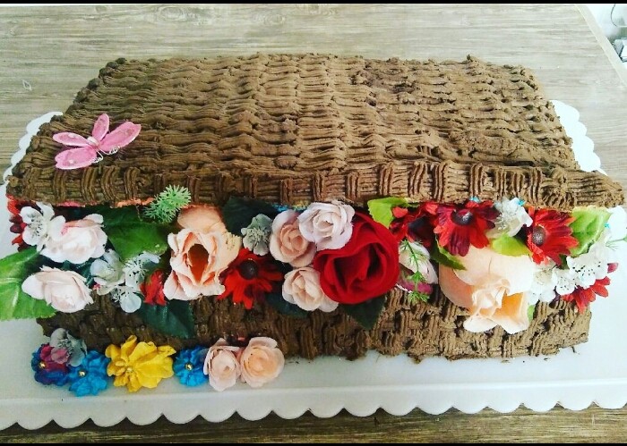 عکس کیک تولد همسرم که سبدی پر از گل را تقدیمش کردم