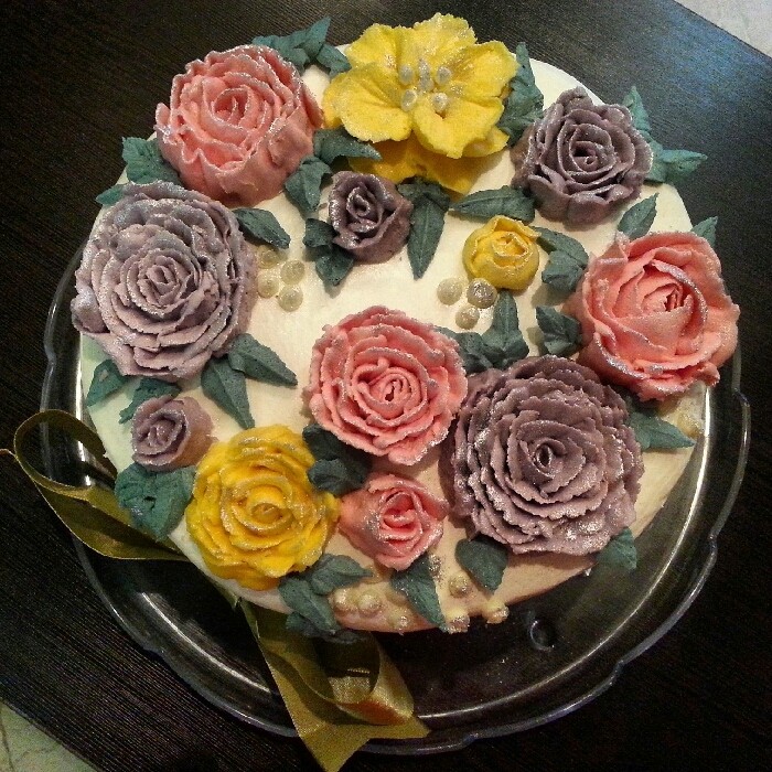 عکس کیک خامه ای با گلهای باترکریم 