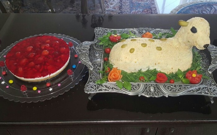 عکس سالاد الویه و چیز کیک توت فرنگی 