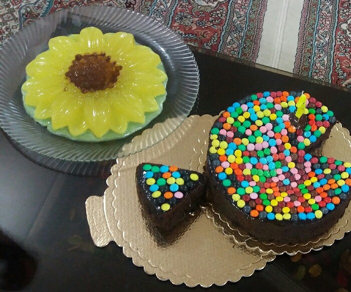 عکس کیک خیس بروانی با روکش گاناش شکلاتی و ژله بستنی