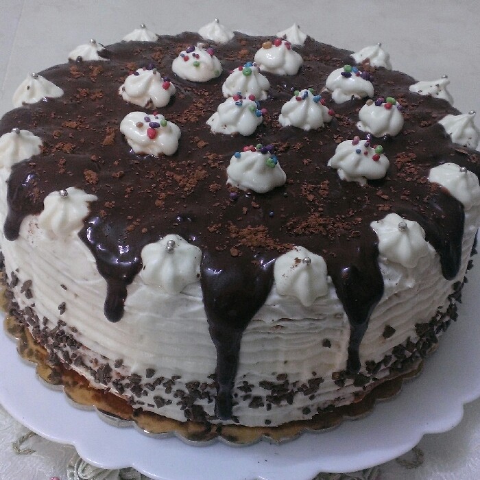کیک نارگیلی باروکش خامه و شکلات