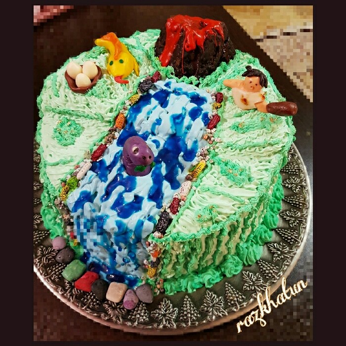 عکس کیک اسفنجی با روکش خامه و هروسک های فوندانت
