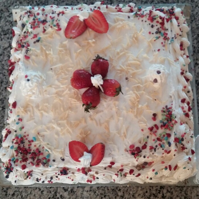 اینم یه کیک اسفنجی دیگه با تزیین خامه 
امیدوارم خوب شده باشه??