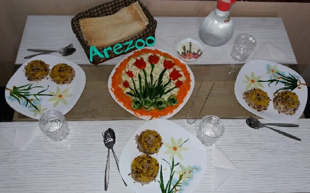 عکس میز شام من و همسری و خواهری
زرشک پلوی مجلسی با مرغ ریش ریش