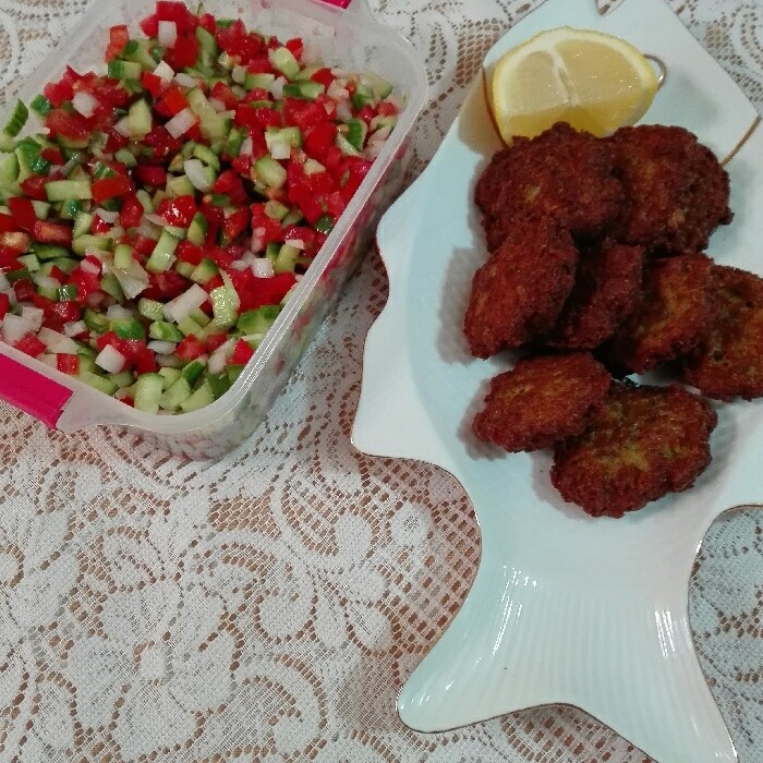 کتلت گوشت وسالاد شیرازی