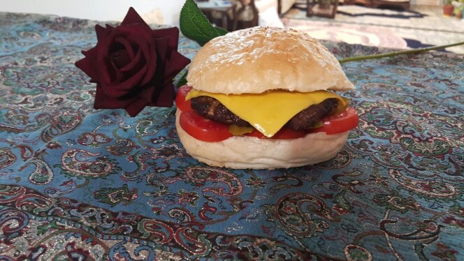 عکس همبرگر مخصوص به دستور پاپیون 