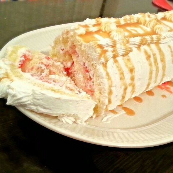 رولت توت فرنگی با تزیین کارامل