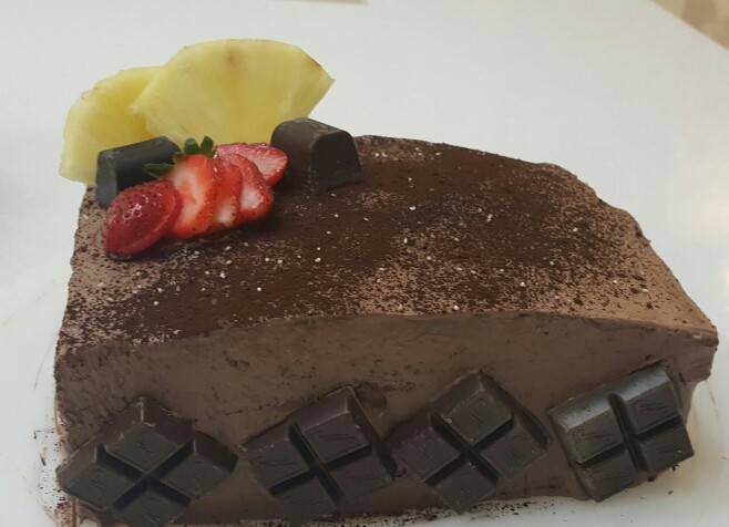 عکس کیک وانیلی با خامه شکلاتی 