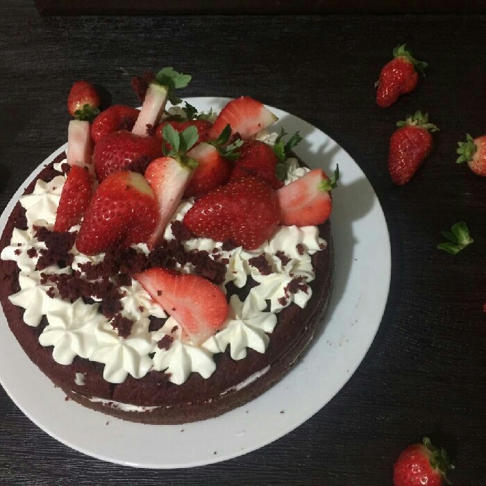 عکس کیک شکلاتی با خامه و توت فرنگی