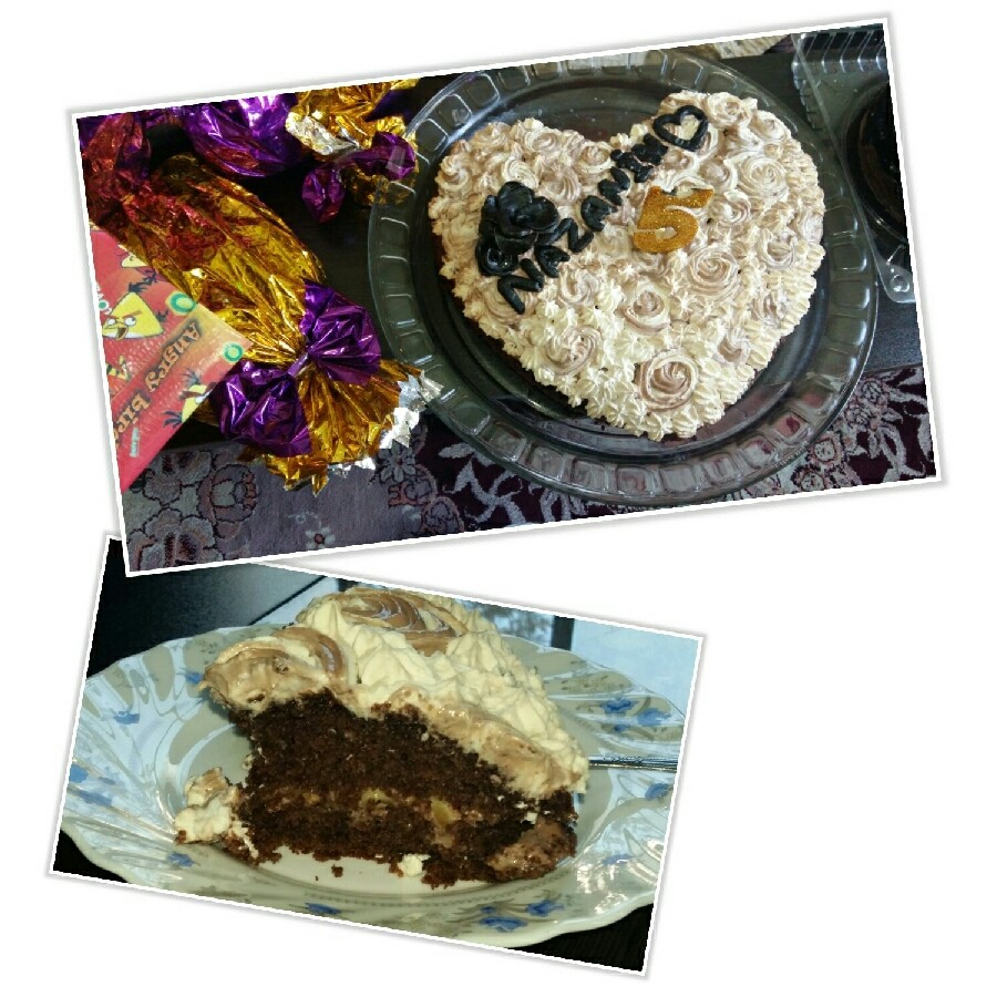 عکس کیک کاکائو با فیلینگ موز و خامه و گردو  
