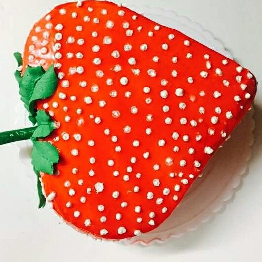 عکس کیک من به شکل توت فرنگی