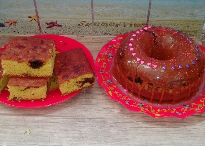 کیک ساده دورنگ باروکش سس کارامل(سمت راست)