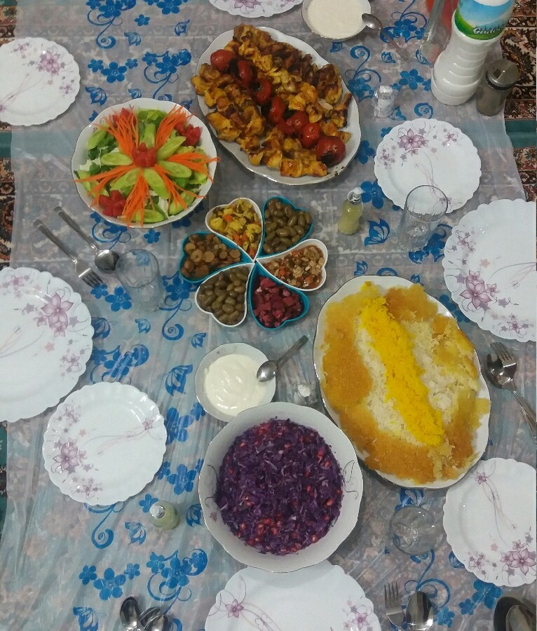 عکس یه مهمونی چهارنفره ، جوجه کباب ، سالاد فصل ، سالاد انار و انواع ترشی
