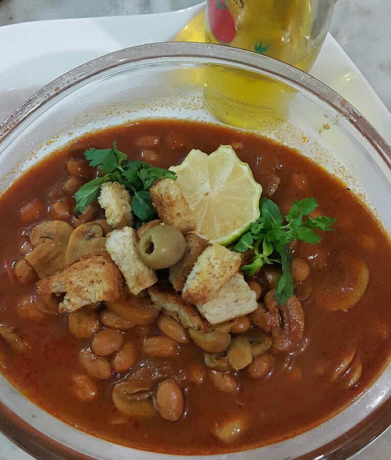 عکس خوراک لوبیا چیتی با قارچ 