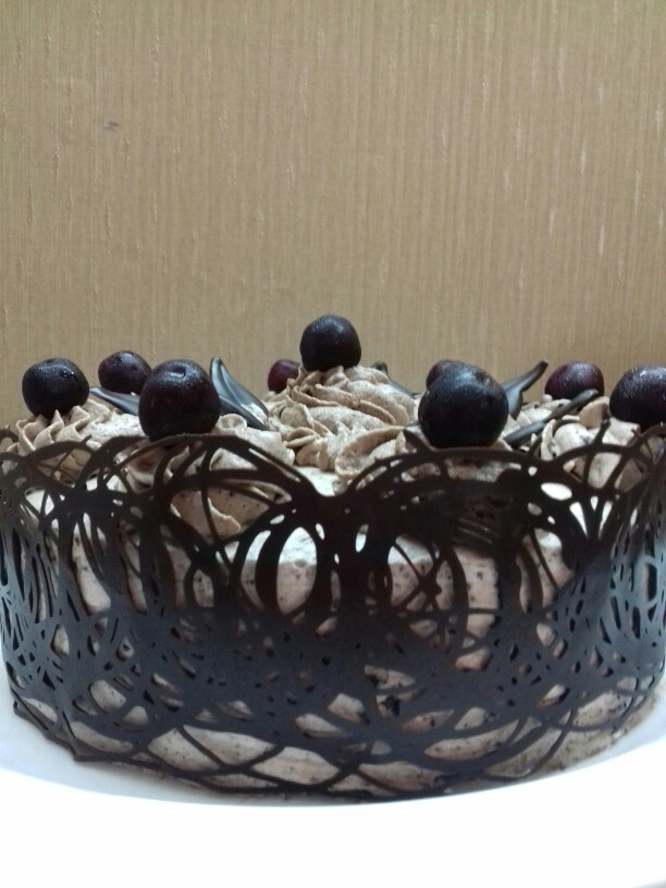 عکس کیک تولد با سبد شکلاتی