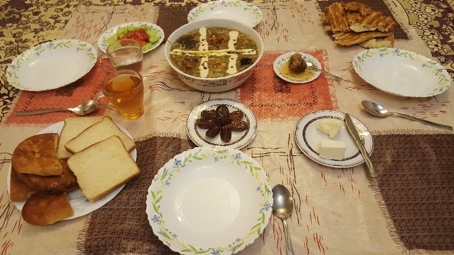 عکس افطاری خودمونی با آش رشته