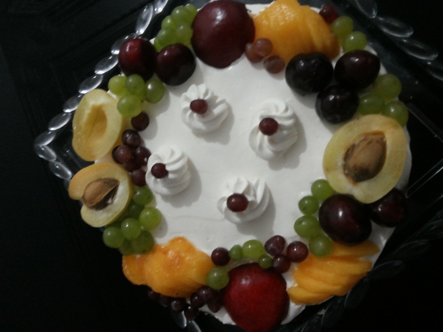 کیک با تزیین میوه
