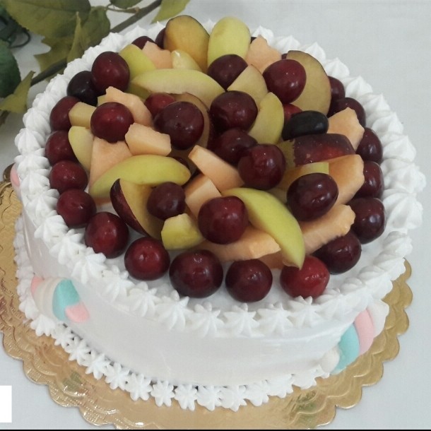 عکس کیک با تزیین میوه های فصل