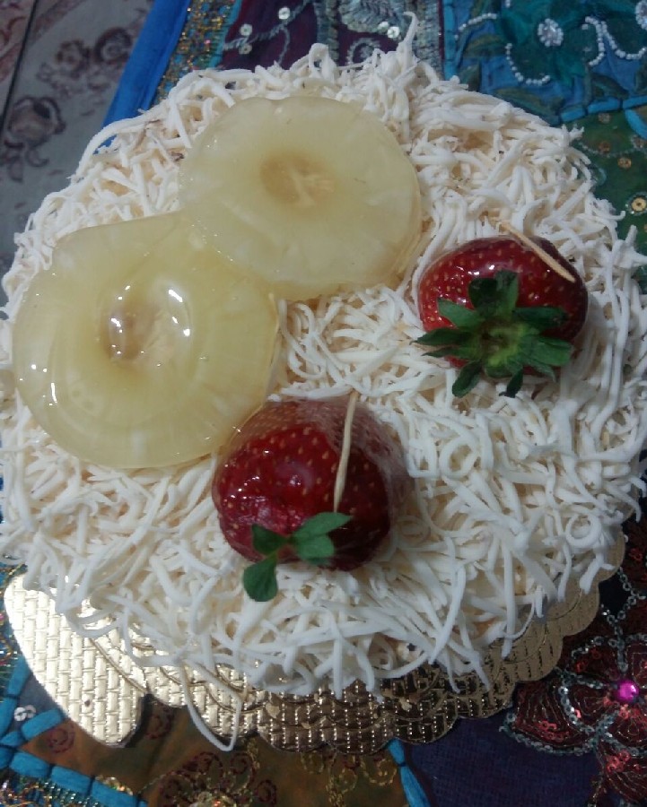 عکس کیک برا همسری با شکلات سفید رنده شده و میوه 