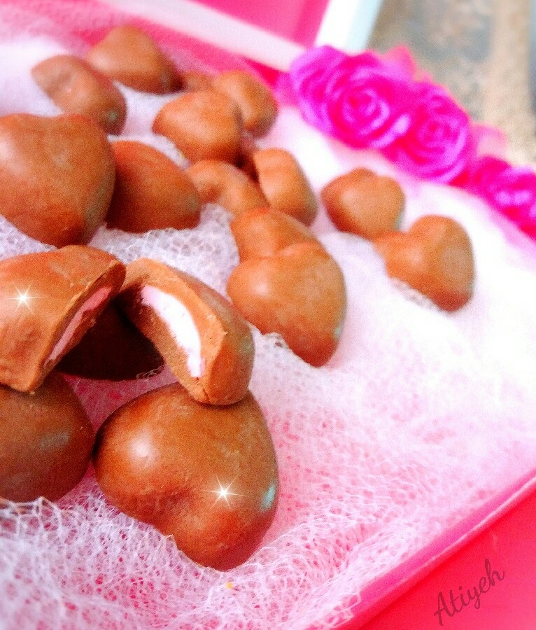 عکس شکلات قلبی با مغز کرم توت فرنگی