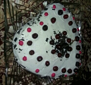 عکس کیک خامه ای با تزیین دونه های گیلاس ک برای تولد خواهر عزیزم درست کردم ??