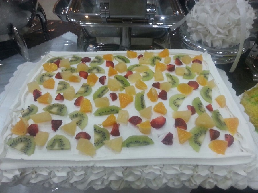 کیک خامه ای با تزئین میوه