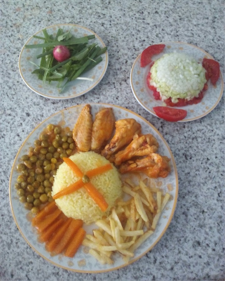خوراک مرغ با برنج زعفرانی وسالاد شیرازی