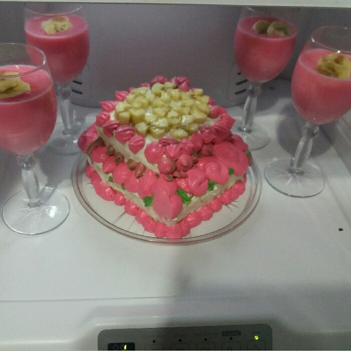 کیک اسفنجی با خامه فرم گرفته وپودینگ توت فرنگی تولد خودم بادست پخت خودم جای همگی خالی