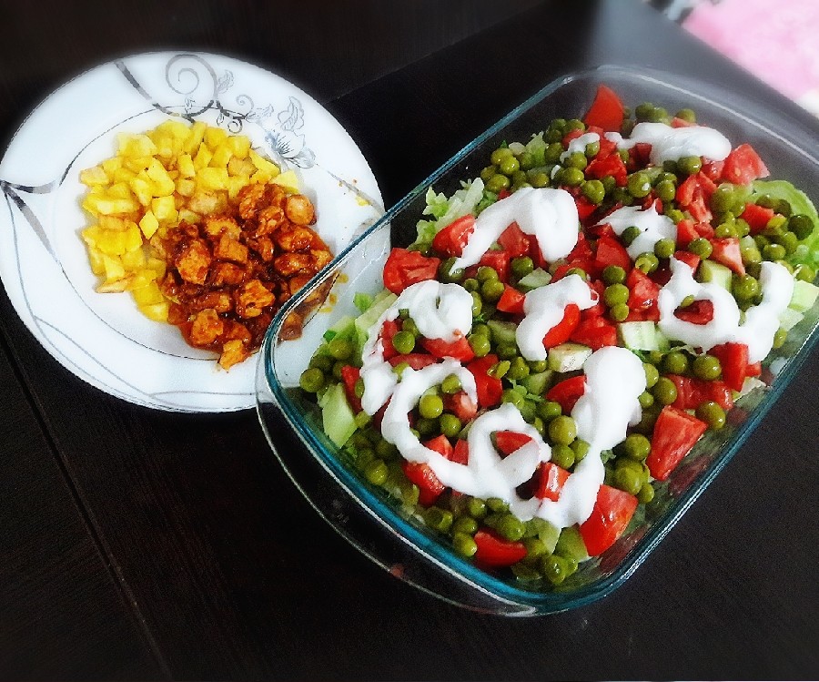 عکس سالاد سبزیجات و مرغ کچابی و سیب زمینی 