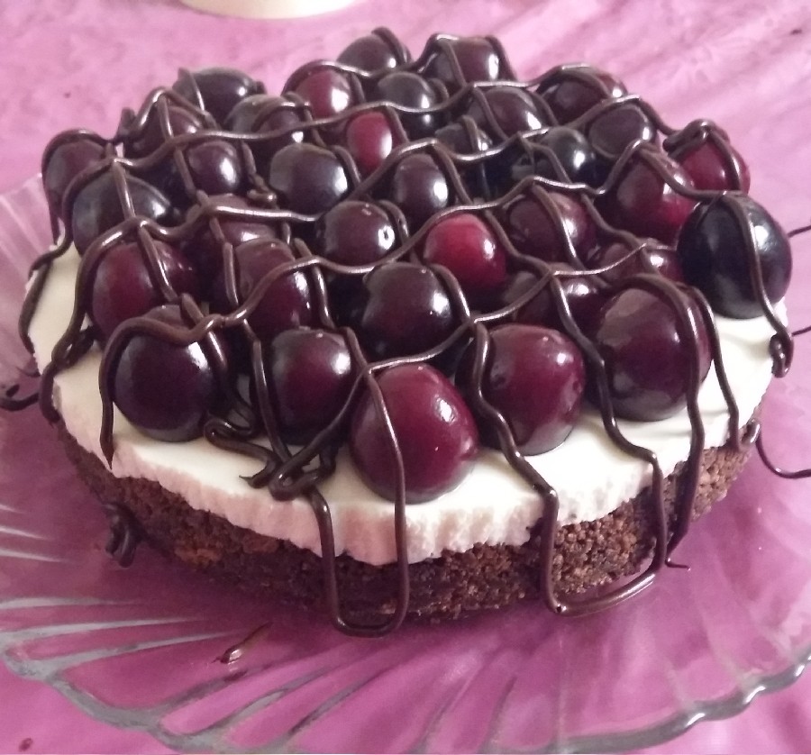 عکس کیک شکلاتی با یه عالم گیلاس تپل ;-)