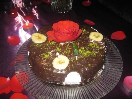عکس کیک اسفنجی با روکش شکلات 