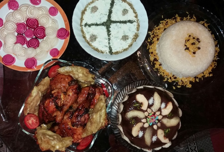 عکس (جوجه و سمبوسه.خیارماست.ژله رولتی.کیک شکلاتی) برای عزیزترینم درست کردم?