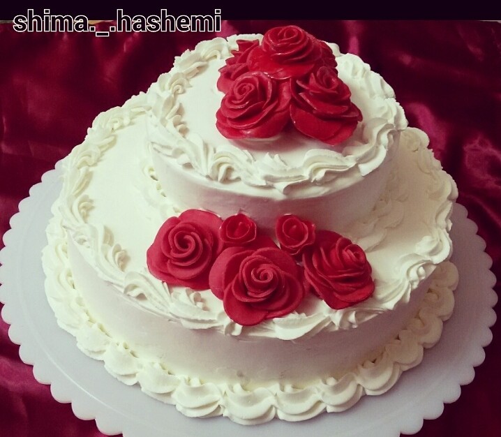 عکس کیک خامه ای با گلهای فوندانتی