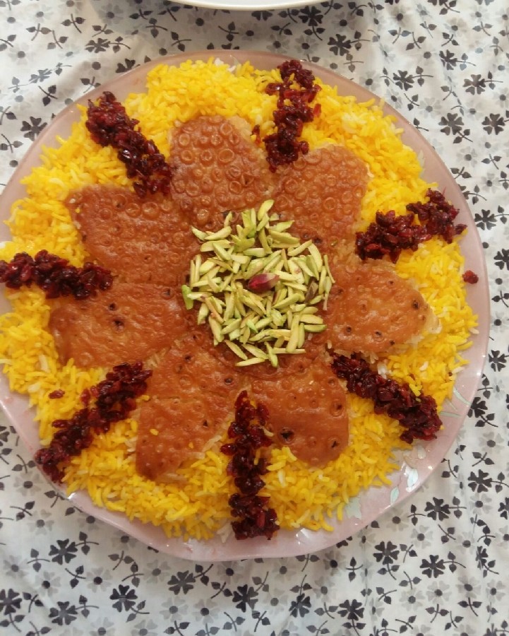 عکس تزیین برنج و ته دیگ نونی که به شکل گل در آوردم
