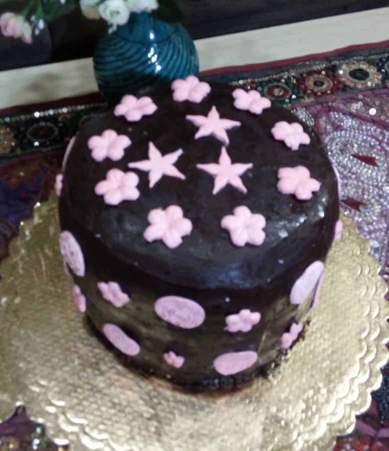 کیک تولد با روکش گاناش و تزئین با گل های فوندانت