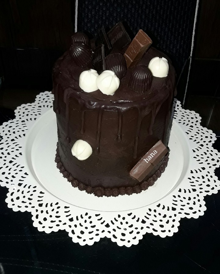 عکس کیک اسفنجی 
فیلینگ خامه موز و گردو 
روکش خامه شکلاتی 