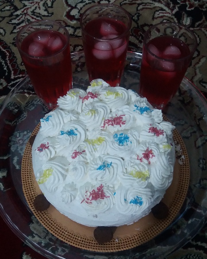 کیک وانیلی و شربت آلبالو