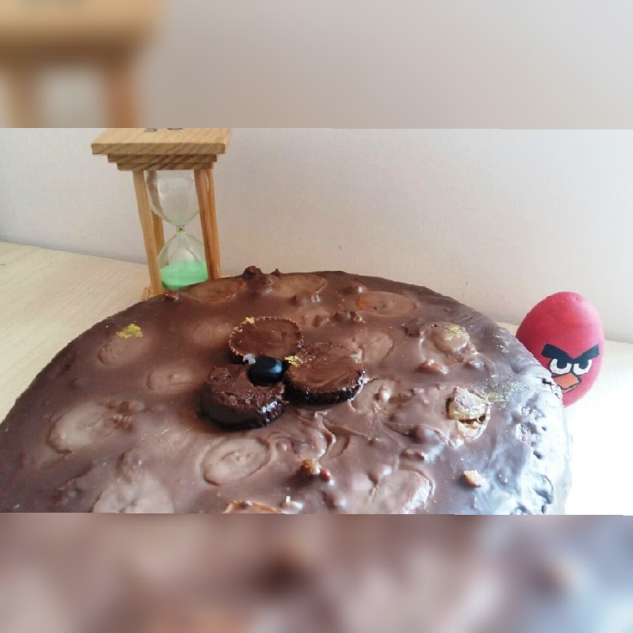 عکس کیک موزی با روکش گاناش و موز و گردو