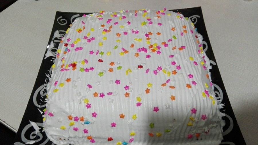 عکس کیک ساده با روکش خامه و تزئن ستاره