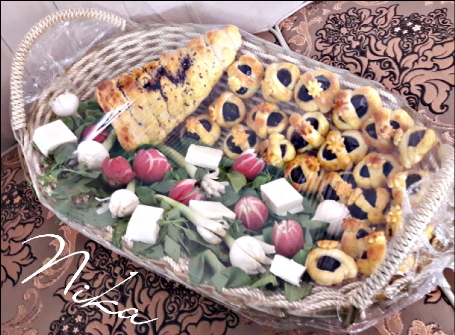 عکس لقمه ی نون وپنیروسبزی قیفی وخرما