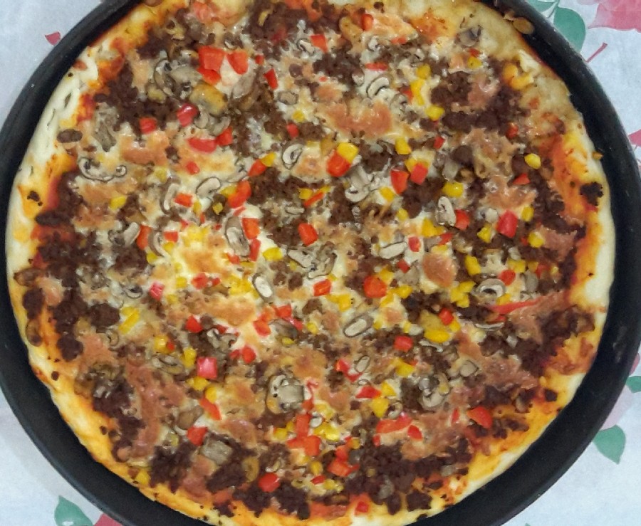 پیتزا مخلوط با خمیر پیتزا به سبک ترکی