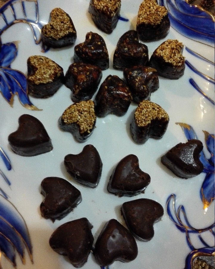 عکس خرما با روکش شکلات مدل قلبی