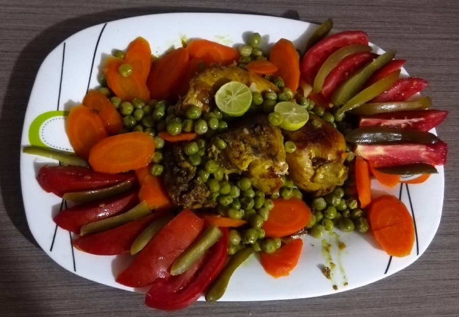 خوراک مرغ با سبزیجات بخار پز شده