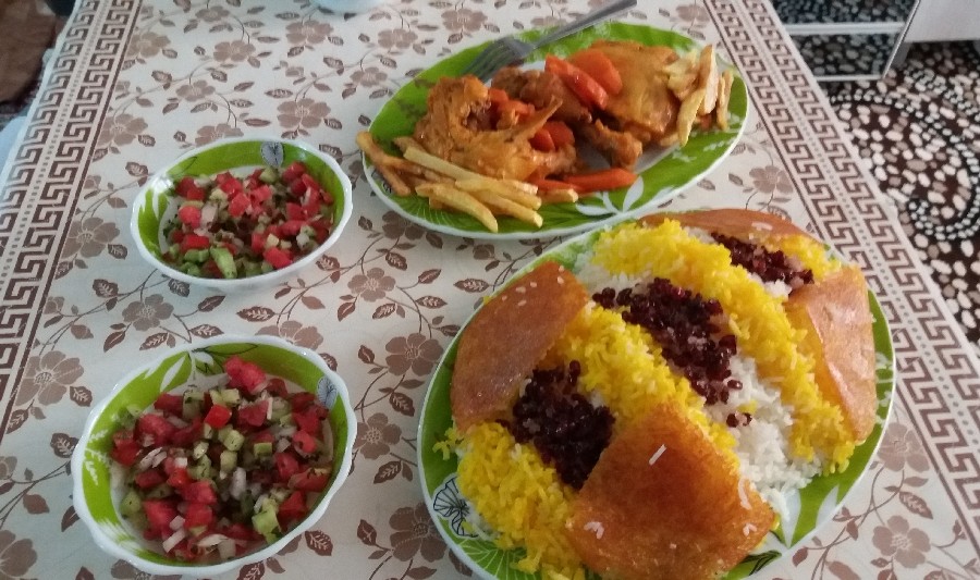 عکس زرشک پلو با مرغ
و سالاد شیرازی
ته دیگ سیب زمینی رنده شده با زعفران