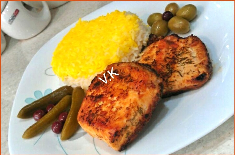 عکس ماهی سالمون به سبک یونانی با سس خیار